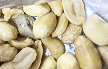 Беларус добился компенсации за камень в пакете с арахисом
