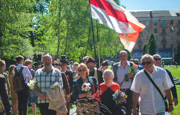 Социал-демократы Статкевича возложили цветы на Военном кладбище
