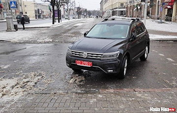 Фотофакт: Сотрудники посольства РФ по-хамски паркуются в Минске
