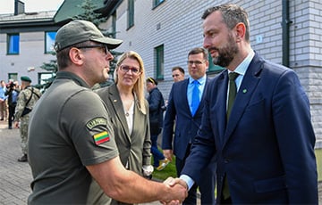 Министры обороны Польши и Литвы встретились на границе с Беларусью