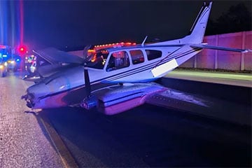 В США самолет совершил экстренную посадку на трассу и врезался в поток машин
