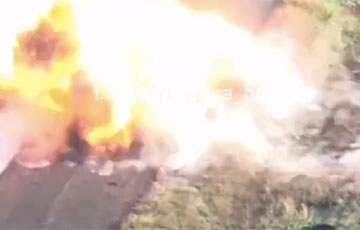 Видеофакт: Московитский МТЛБ взрывается на противотанковой мине, которую было заметно издалека