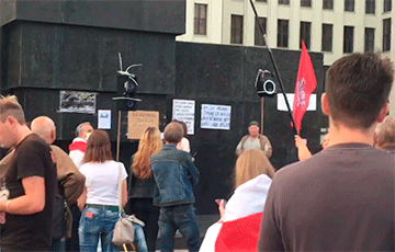 Люди на площади Независимости выражают солидарность с бастующими рабочими