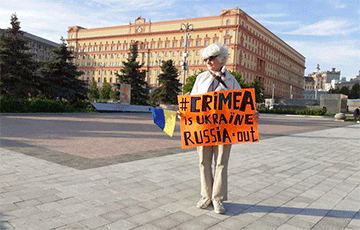«Крым будет деоккупирован, Донбасс тоже»: в Москве провели одиночные пикеты