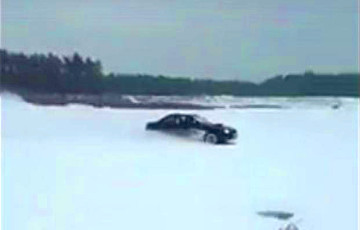 Видеофакт: Под Мозырем водитель устроил дрифт на льду - машина ушла под воду