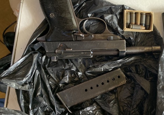 У известного адвоката нашли дома боевой пистолет