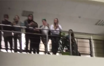 Барановичские студенты поют «Перемен» и «Воины света» в холле университета