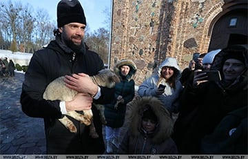 В беларусском городе установили живой рождественский вертеп