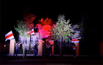 Посольство Беларуси в Литве подсветили бело-красно-белым цветом