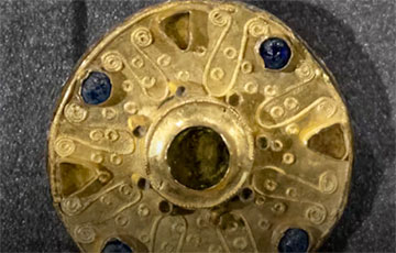 В Швейцарии найден уникальный золотой диск седьмого века