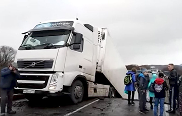 Видеофакт: В Приморском крае РФ под грузовиком рухнул автомобильный мост