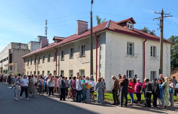 Беларусы выстроились в огромную очередь в Витебске