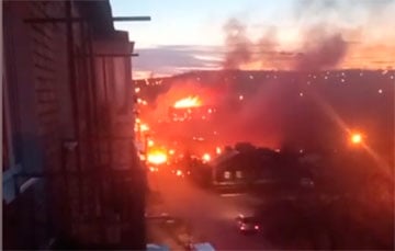 Момент падения самолета на жилой дом в Иркутске попал на видео