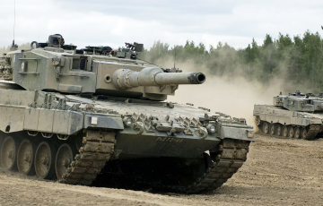 Экипаж танка Leopard 2A4 в упор ликвидировал оккупантов в перелеске