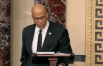 Демократ уже 17 часов выступает в Сенате с критикой политики Трампа