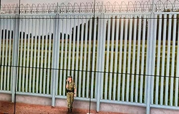 Беларусские спецслужбы разрушают забор на границе с Польшей болгарками, зубилами и другими инструментами