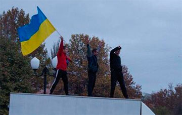 Херсонцы второй день выходят встречать украинских военных, празднуют освобождение города