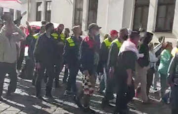 Бастующие рабочие возглавили многотысячное шествие в Гродно