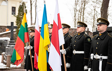 На торжественной церемонии в честь 160-летия восстания Калиновского был и бело-красно-белый флаг