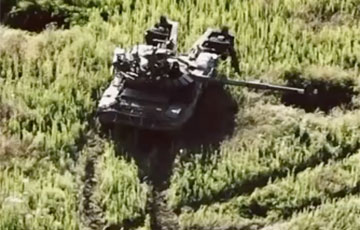 Момент попадания ракеты в московитский танк Т-72Б3 с противоминным тралом попал на видео