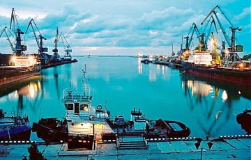После удара дронов горит морской порт в Краснодарском крае РФ