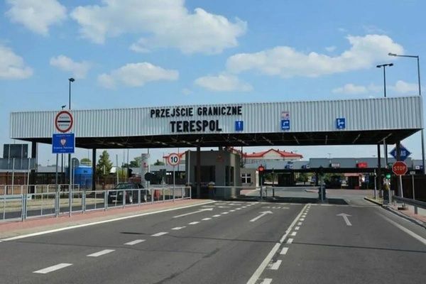 Польша открыла границу с Беларусью: на КПП огромные очереди