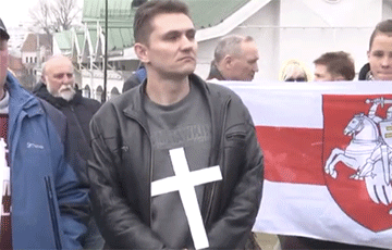 Фотофакт: Белорусы пришли на акцию-молебен в центре Минска с белыми крестами на одежде