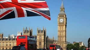 Белорусский консул не может прилететь в Лондон, консульский прием остановлен до 31 мая