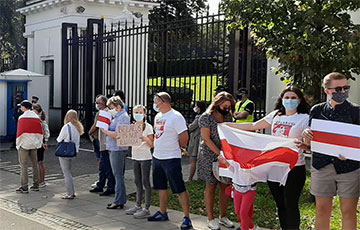 Возле посольства России в Польше прошла акция солидарности с Беларусью