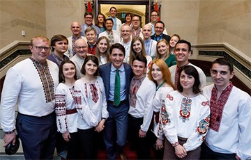 Канадские депутаты и министр обороны отпраздновали День вышиванки в Оттаве
