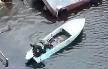 Московитский оккупант воспарил над землей после неудачной попытки высадиться с лодки на берег