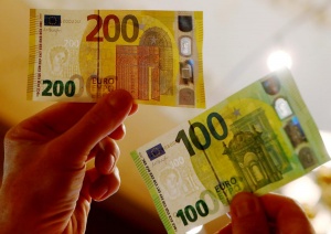 Новые банкноты в 100 и 200 евро вводят в обращение в ЕС