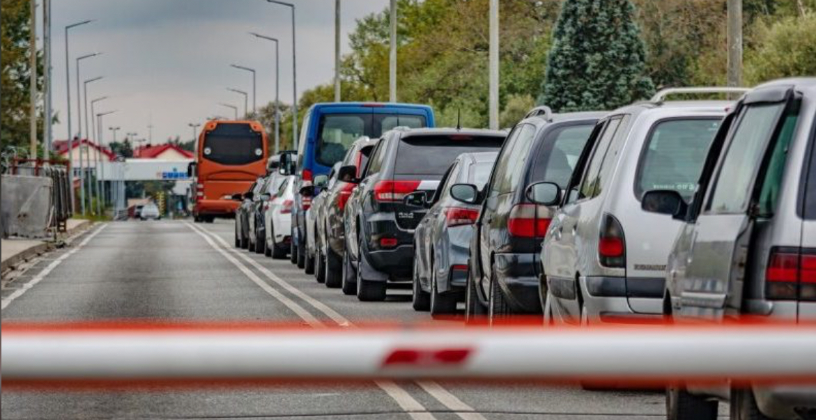 Ситуация на границе Беларуси и ЕС продолжает накаляться - очереди на КПП растут