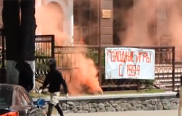 «Голодные игры»: украинские анархисты провели акцию у белорусского посольства