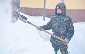 Фотофакт: В Витебске солдат согнали убирать снег