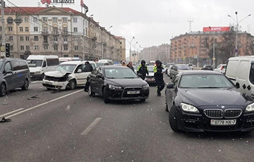 Массовое ДТП с четырьмя автомобилями случилось в центре Минска