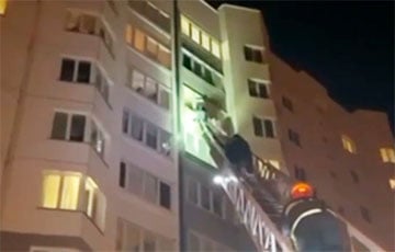 В Минске заметили свисавшего с балкона восьмого этажа человека