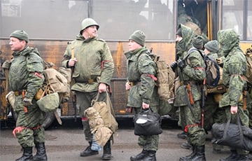Московия отправляет мобилизованных на войну с советскими шлемами и автоматами АК-12