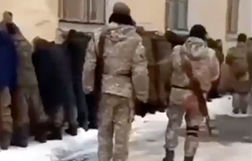 ВСУ показали десятки пленных российских солдат в Сумах
