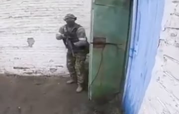 Видеофакт: Русский спецназ не смог попасть гранатой в дверь здания