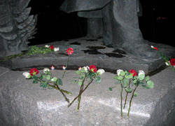 Задержания во время возложения цветов к памятнику Купалы