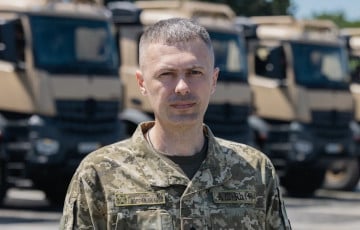 Мужчин в возрасте 18-22 лет начали выпускать за границу