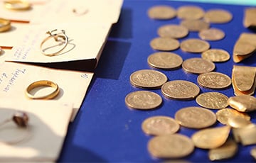 «Решил постирать подушку — а там доллары»