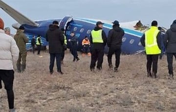 Выжившие при крушении самолета Azerbaijan Airlines сообщили о взрывах после попытки приземления