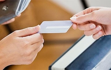 Как белоусам не «попасть на деньги», платя картой в Барселоне или Риме?