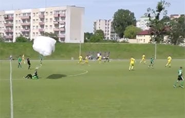 В Польше парашютист приземлился на футбольном поле прямо во время матча