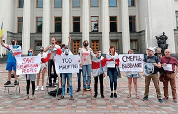 Белорусы вышли на акции солидарности