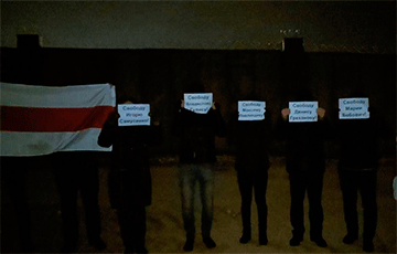 Жодинцы провели акцию солидарности у стен тюрьмы