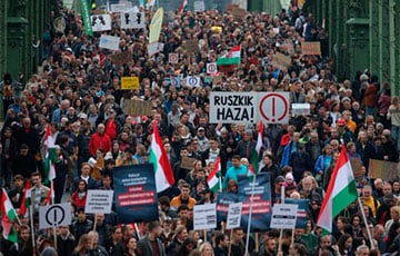 Тысячи венгров протестовали против правительства Орбана в Будапеште