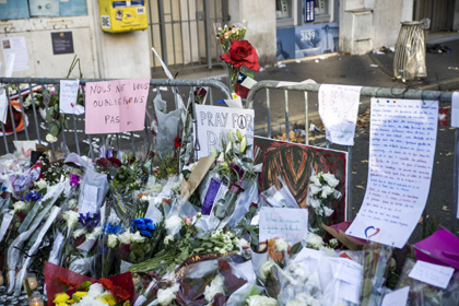 Число жертв терактов в Париже достигло 132 человек
